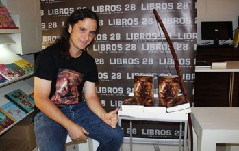 El escritor es un apasionado de la literatura fantástica.