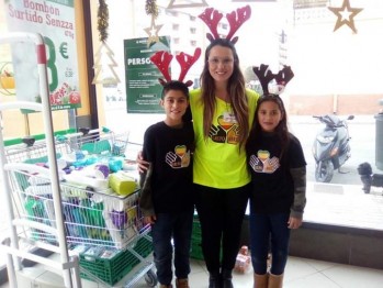 El Grupo Abril realiza una recogida de alimentos en supermercados de Elda y Petrer