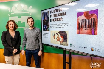 La edil de Educación, Patricia Martínez, y el edil de Seguridad Ciudadana, Pablo Lizán, han presentado las conferencias | Nando Verdú. 