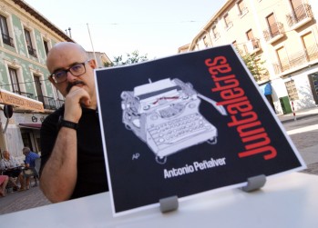 Antonio Peñalver y la portada de su libro, Juntaletras