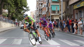 Imagen de la Vuelta a su paso por Elda.
