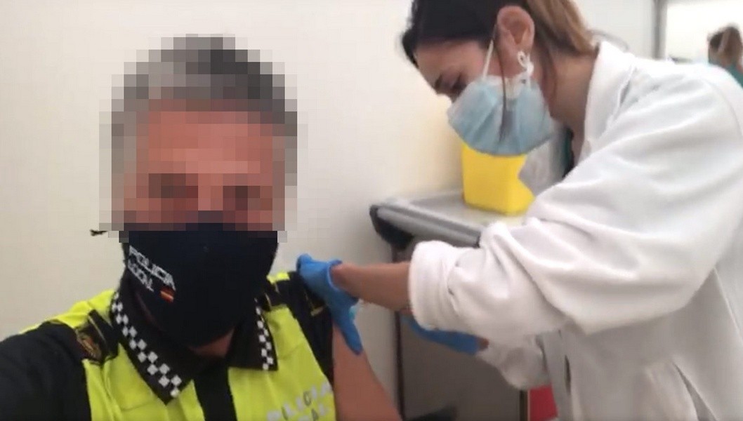 Comienza la vacunación de policías, guardias civiles y personal de emergencias Comienza la vacunación de policías, guardias civiles y personal de emergencias