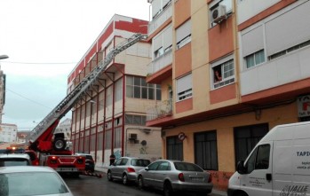 Los bomberos han tenido que acceder a la vivienda a través del balcón | A.J.