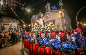 San Antón saldrá de su ermita portado a hombros por los cargos festeros | J.C.