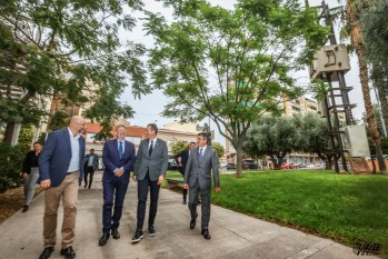 Ximo Puig acompañado por Rubén Alfaro en la entrada al Museo del Calzado.