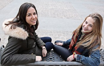 Las dos jóvenes esperan con ilusión el comienzo de su aventura | Jesús Cruces.