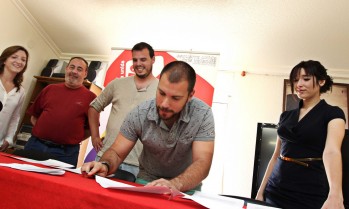 El alcaldable Javier Rivera firmando el Código Ético de Izquierda Unida | Jesús Cruces