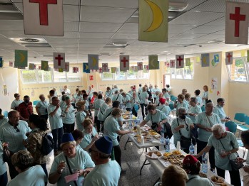 Los mayores han podido disfrutar de un almuerzo en Clara Campoamor de Petrer. 