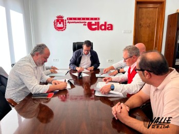 El alcalde, Rubén Alfaro, ha firmado el convenio con las cinco entidades. 