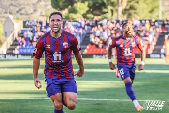 En primer término Florin Andone tras marcar el segundo gol al Eibar en el Nuevo Pepico Amat.| Valle de Elda archivo  J.C.