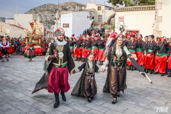 San Bonifacio volvió a su ermita rodeado de festeros.