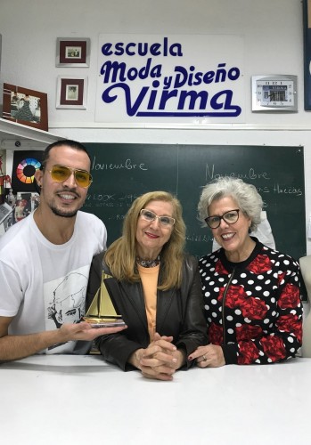 Mora muestra el reconocimiento.