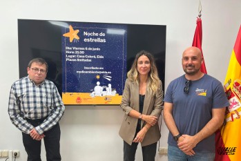 La edil de Medio Ambiente, Cristina Rodríguez, ha informado sobre la actividad junto con miembros de la Asociación Astronómica. 