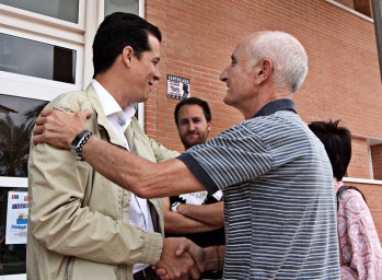 Alfaro e Ibáñez se saludan en el día de elecciones | Jesús Cruces