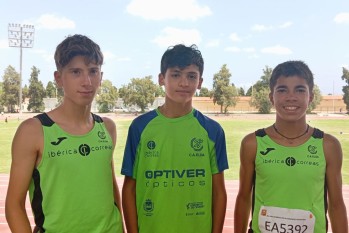 Los tres jóvenes atletas en la competiciòn.