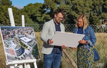 El edil de Urbanismo, Fernando Portillo, y la alcaldesa, Irene Navarro, han presentado el diseño | J.C.