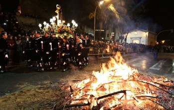 Los Estudiantes portaron a hombros a San Antón para darle tres vueltas a la hoguera | Jesús Cruces.