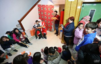 Los pequeños del edificio Elda vivieron con ilusión la llegada de Papá Noel | Jesús Cruces.