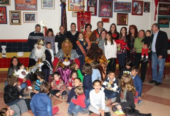 Los Reyes Magos visitan el cuartelillo de los Moros Marroquíes