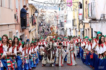 Los Moros Nuevos acompañaron al santo hasta su ermita | Jesús Cruces.