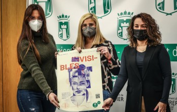 La agente de Igualdad, Núria Molina, la alcaldesa, Irene Navarro, y la concejala de Igualdad, Patricia Martínez han presentado la campaña del 8 de Marzo | J.C.