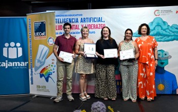 El jefe de Estudios, la tutora y las alumnas del proyecto ganador del IES La Melva junto a la directora territorial de Cajamar.