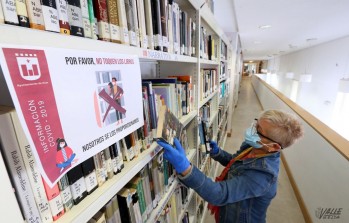 La biblioteca Alberto Navarro abre para el préstamo y devolución de libros.