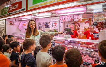 Los pequeños están visitando los mercados y los puestos.