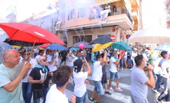 Miles de eldenses han participado en el acto de correr la traca.