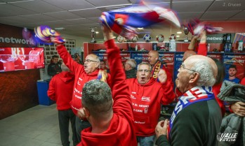 Aficionados del Eldense han visto el sorteo en los vestuarios | J.C.