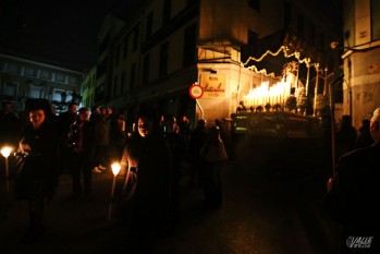 Imagen del paso de la Virgen por la estrecha calle | Jesús Cruces.