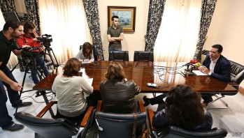 Alfaro ha presentado esta mañana la moción a los medios de comunicación | Jesús Cruces.