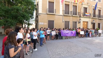 Un centenar de personas han acudido a esta manifestación.