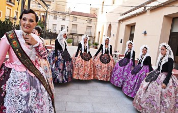 Chelo Moya junto a las Falleras Mayores de 2015 y sus Damas de Honor | Jesús Cruces
