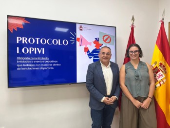 El edil de Deportes, Enrique Quílez, y la edil de Infancia, María Gisbert, han presentado el protocolo. 