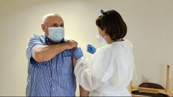 Félix Ruiz es el primer usuario de DomusVi en recibir la segunda dosis de la vacuna.