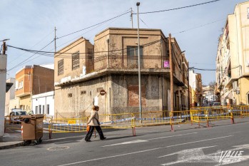 Los peatones tienen que pasar por la carretera | Nando Verdú. 