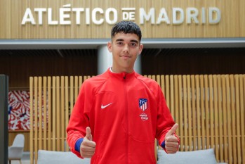Álvaro Miralles tras la firma de su contrato con el club rojiblanco | Imagen cedida. 