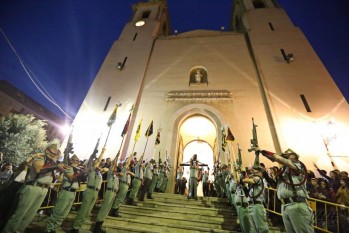 Los legionarios reunieron a miles de personas en el centro de Elda | Jesús Cruces.