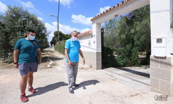 Héctor Ruiz y Ramón Sala muestran el linde entre Elda y Petrer.