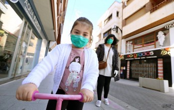 Algunos pequeños ya lucen sus mascarillas y pasean con mayor seguridad.