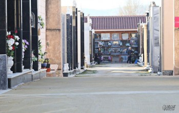 En primer término parte de la calle asfaltada, sin asfaltar en segundo término | Jesús Cruces.