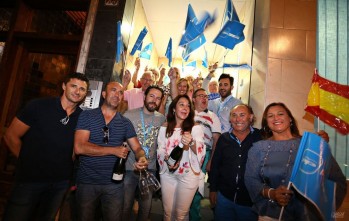 Los populares celebraron la victoria con champán | Jesús Cruces.