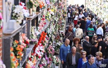 El Cementerio de Santa Bárbara ha recibido un goteo constante de visitas | Jesús Cruces.