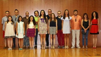 Los artistas junto a las Falleras Mayores 2017 y sus Damas de Honor, Isabel Villena y Laura Rizo | Jesús Cruces.