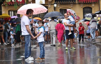 Más de un centenar de personas han corrido pese a que la traca no se ha encendido | Jesús Cruces.