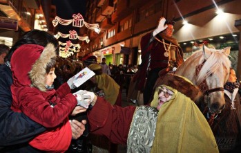 Los pequeños pudieron entregar sus cartas al Paje Real | Jesús Cruces.