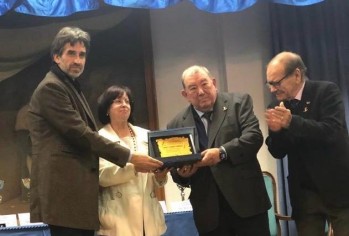 El eldense Alberto Requena recibió el galardón en Valencia. 