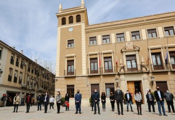 Esta mañana se han guardado tres minutos de silencio a las puertas del Ayuntamiento.