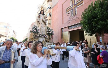 Los vecinos acompañaron a su patrona por las calles de Petrer | Jesús Cruces.